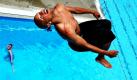 Deon springt im Freibad von Hallstadt bei Bamberg vom Sprungturm. Sommerliche Temperaturen zwischen 20 und 26 Grad Celsius, aber auch gelegentliche Schauer, bestimmen laut Vorhersage das Wetter in Franken am kommenden Wochenende.  Foto: dpa