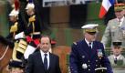Frankreichs Präsident Hollande bei der Parade zum Nationalfeiertag auf den Champs-Elysees. Foto: Yoan Valat Foto: dpa