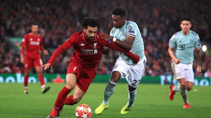 Liverpools Mohamed Salah (l) und Münchens David Alaba kämpfen um den Ball.