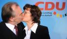 Der Spitzenkandidat der CDU, Reiner Haseloff, küsst bei der Wahlparty im Landtag in Magdeburg seine Frau Gabriele. Die CDU bleibt in Sachsen-Anhalt stärkste politische Kraft. Dennoch könnte es zum Regierungswechsel kommen, wenn SPD und Linke sich zusammen tun.
 Foto: dadp