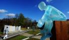 Die Skulptur Weitblick von dem Künstler Carmelo Lopez steht in den Gläsernen Gärten in Frauenau in Niederbayern. Das Glaskunst-Zentrum Frauenau soll künftig zu einer Open-Air-Galerie werden. Von diesem Wochenende an sind deshalb die Gläsernen Gärten in der Gemeinde im Landkreis Regen geöffnet. Auch in weiteren Flächen in der Bayerwald-Glasstadt werden künftig Kunstwerke aufgestellt.  Foto: dpa