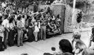 ARCHIV - Trauernde Fans stehen in Memphis vor dem Tor zu dem Anwesen des amerikanischen Rock-Idols Elvis Presley (Archivfoto vom 17.08.1977). Den Weg des Trauerkonvois von Elvis Presley in Memphis (US-Bundesstaat Tennessee) säumten am 18.08.1977 etwa 80 000 Fans. Noch immer besuchen jedes Jahr Hunderttausende Graceland, das frühere Anwesen des «King of Rock ?n? Roll» mit seinem Grab. Zum Gedenken an gestorbene Vorbilder, Künstler und Idole, an religiöse und politische Führer kamen schon oft große Menschenmengen trauernd zusammen. Foto: UPI (zu dpa-Hintergrund 'Abschied der Superlative' vom 03.07.2009) - nur s/w - +++(c) dpa – Bildfunk+++ Foto: dpa