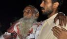 PICTURE CONTAINS GRAPHIC CONTENT An unidentfied man carries a victim of the suicide bomb blasts targeting the shrine of Muslim saint Hazrat Ali bin Usman Al-Hajveri, aka Hazrat Data Ganj Bakhsh, in Lahore, Pakistan, 01 July 2010. Three suicide bomb attackers detonated explosives strapped to their bodies, targeting people gathered at Hazrat Data Ganj Baksh shrine, killing at least 35 people and injuring more than 70 people. EPA/RAHAT DAR ATTENTION EDITORS : PICTURE CONTAINS GRAPHIC CONTENT +++(c) dpa - Bildfunk+++


Bei Selbstmordanschlägen in der ostpakistanischen Stadt Lahore sind mindestens 35 Menschen ums Leben gekommen. Drei Attantäter sprengten sich auf dem Gelände einer Gradstätte eines islamischen Heiligen in die Luft. An der Grabstätte versammeln sich jeden Donnerstagabend hunderte Gläubige zum Gebet. Der Schrein Data Darbar ist ein stk frequentierter Ort im Zentrum der Millionenstadt. Foto: dpa