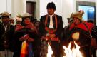 Boliviens Präsident Evo Morales will Wiedergutmachung: Nach einer brutalen Polizeiaktion gegen Demonstranten hat der Staatschef den Unmut der Ureinwohner auf sich gezogen. Gestern nahm Morales an einer Zeremonie der Indios teil, zeitgleich gingen zehntausende Bolivianer auf die Straße, um gegen das brutale Vorgehen der Polizei zu demonstrieren. Foto: dapd