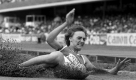 Die 18-jährige Jenaer Weitspringerin Heike Daute (später Drechsler) landet im Sand. Sie gewann bei den Leichtathletik-Weltmeisterschaften 1983 in Helsinki die Frauen-Konkurrenz mit 7,27 m (Archivfoto) und hält immer noch den Stadionrekord. Vom 06. bis zum 14. August 2005 finden hier die Leichtathletik-Weltmeisterschaften statt. 
 Foto: dpa