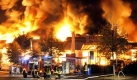 Ein Baumarkt in Essen brennt in der vergangenen Nacht. Das etwa 2800 Quadratmeter große Gebäude habe bereits beim Eintreffen der Feuerwehr in voller Ausdehnung gebrannt, teilte ein Sprecher mit. Verletzt wurde nach bisherigem Kenntnisstand niemand. Foto: dpa