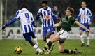 Fussball, 1. Bundesliga, 21. Spieltag, Werder Bremen - Hertha BSC, Freitag (05.02.10), Weserstadion, Bremen: Bremens Peter Niemeyer (r.) spielt gegen Herthas Raffael (Brasilien, M.) und Herths Adrian Ramos (Kolumbien). Foto: Philipp Guelland/ddp Achtung Bildredaktionen. Die Verwendung der Bilder fuer die gedruckten Ausgaben der Zeitungen und andere Print-Medien ist ohne Einschraenkungen moeglich. Die DFL erlaubt ausserdem die Publikation und Weiterverwertung von maximal sechs Bildern pro Spiel im Internet. Eine Weiterverwertung im IPTV Mobilfunk und durch sonstige neue Technologien ist erst 2 Stunden nach Spielende der jeweiligen Wettbewerbsspiele der Bundesliga und 2. Bundesliga erlaubt! Foto: ddp
