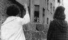 Zwei Berliner Muetter winken am 26. August 1961 ihren Kindern und Enkelkindern im Ostteil von Berlin ueber die am 13.08.1961 von der DDR errichtete Mauer zu. Der Bau der Mauer an der innerdeutschen Grenze jaehrt sich am Sonntag (13.08.00) zum 39. Mal. Foto: Hulton-Getty/ ddp  Foto: dapd