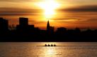 Ein Ruderboot gleitet in Hamburg in der Morgensonne über die Außenalster. Das Wetter ist heute in Hamburg heiter bis wolkig bei Temperaturen um die -1 Grad.
 Foto: dpa
