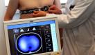 Am Patienten Andreas Reske demonstriert der stellvertretende Klinikdirektor der Universitätsklinik Leipzig, Hermann Wrigge, ein neues Beatmungs-Messgerät. Das PulmoVista 500 revolutioniert das Beatmungs-Monitoring. Im klinischen Alltag kann der Intensivmediziner so direkt am Patientenbett sehen, wie sich die Beatmung in der Lunge regional verteilt. Dabei wird mit bis zu 50 Bildern pro Sekunde die Auswirkung der Intensivbeatmung in Echtzeit überwacht, um Schäden durch zu geringe oder zu starke Beatmung zu verhindern. Foto: dpa