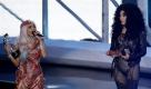 Cher überreichte Lady Gaga eine ihrer acht Trophäen. Dass zwischen diesen beiden Damen 40 Lebensjahre liegen, ist unglaublich. Foto: ap