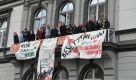 Nicht einmal die Balkone sind vor Demonstranten sicher. Foto: news.de