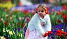Die zweijährige Margarete steht im bayrischen Rosenheim auf dem Gelände der neu eröffneten 16. Landesgartenschau zwischen Blumen. Ab heute ist die Landesgartenschau für Interessierte geöffnet. Foto: ddp