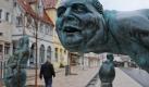Eine Skulptur des Bodensee-Bildhauers Peter Lenk, die an den früheren baden-württembergische Ministerpräsidenten Stefan Mappus erinnert, ist im Zentrum von  Albstadt-Ebingen zu sehen. Foto: Patrick Seeger  Foto: dpa