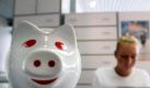 Ein Sparschwein auf der Theke einer Praxis. Die Praxisgebühr wird vorerst nicht abgeschafft. Foto: Frank Rumpenhorst Foto: dpa