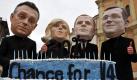 Greenpeace-Aktivsten tragen Masken der vier Premierminister (von links) Viktor Orban aus Ungarn, Iveta Radicova aus der Sliwakei, Donald Tusk Polen and Petr Necas aus der Tschechischen Republik. Vor dem Nationalkonzil der Slowakei demonstrieren sie anlässlich des anstehenden Starts des Treffens der Länder der Visegard Group (V4) in Bratislava. Foto: dpa