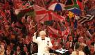 Jiri Belohlavek dirigiert die 76. Last Night of the Proms in der Royal Albert Hall in England. Er ist umringt von Zuschauern, die Fahnen aller möglichen Nationalitäten schwingen. Das Konzert markiert das Ende einer traditionellen Sommerkonzertreihe in London und wird auch im Ausland im Fernsehen übertragen. Foto: ap