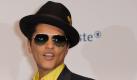 Bruno Mars huschte in Windeseile an den Journalisten auf dem Roten Teppich vorbei. Sein Stil ist eine Mischung aus Max Herre und Robbie Williams, also Hut plus Sonnenbrille. Foto: dpa
