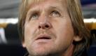 Bernd Schuster übernahm das Traineramt in Köln am 1. Juli 1998 und sollte den gerade eben erst abgestiegenen Verein schnell wieder in die Bundesliga katapultieren. Der erhoffte Erfolg stellte sich aber nicht ein - Schuster musste nach einem Jahr die Koffer packen und wechselte in den Betreuerstab des FC Barcelona. Sein Nachfolger Ewald Lienen schaffte den Wiederaufstieg dann eine Saison später. Foto: dpa