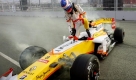 Romain Grosjean steigt nach seinem Crash aus dem Renault. Der Renault-Pilot krachte ausgerechnet dort in eine Mauer, wo Nelson Piquet Junior im Vorjahr einen Unfall verursacht hatte, um seinem Teamkollegen Fernando Alonso den Sieg zu ermöglichen. Foto: dpa