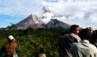 Der Vulkan Merapi in Indonesien jagt weiter dicke Aschewolken in die Luft. An mehreren Hängen wälzten sich Lavaströme hinunter. Die Asche stört inzwischen auch den Flugverkehr. Das indonesische Verkehrsministerium riet Fluggesellschaften, die Region weiträumig zu umfliegen. Mehrere Flüge von Singapur und Kuala Lumpur nach Yogyakarta und dem nahe gelegenen Flughafen Solo wurden gestrichen. Foto: dpa