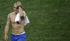Italiens Kapitän Fabio Cannavaro hat allen Grund, sich am Kopf zu kratzen. Gegen den Fußballzwerg Neuseeland kam der Weltmeister über ein 1:1 nicht hinaus. Blamabel.  Foto: ap