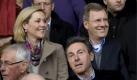 Beim Spiel Turbine Potsdam gegen SG Essen-Schönebeck hatten die Fußballdamen prominente Zuschauer. Bundespräsident Christian Wulff samt Gattin Bettina schauten sich das Finale der deutschen Frauenfußball-Meisterschaft an. Turbine Potsdam gewann gegen SG Essen-Schönebeck mit 3:0 und wurde zum fünften Mal deutscher Frauen-Fußball-Meister.  Foto: ddp