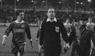 27. November 1976: 1. FC Kaiserslautern gegen Fortuna Düsseldorf - in der 76. Minute bricht der Münchner Schiedsrichter Frickel (Foto) die Partie ab, da wiederholt Flaschen auf das Spielfeld geworfen werden. Düsseldorf, das zu diesem Zeitpunkt 1:0 führt, wird vom DFB zum 2:0-Sieger erklärt. Kaiserslauterns Klaus Toppmöller (links) ist nicht gerade erfreut. Foto: imago