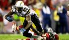 Der Wide Receiver der San Diego Chargers, Malcom Floyd (80), versucht dem Cornerback der Kansas City Chiefs, Brandon Carr (39), zu entkommen. Am Ende hatten die Chargers keine Chance: Die Chiefs gewannen das NFL Spiel  (die nationale Football-Liga der USA) in Kansas City mit 21:24. Foto: ap