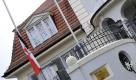 Die polnische Flagge weht in Berlin vor der Polnischen Botschaft auf Halbmast. Foto: ddp