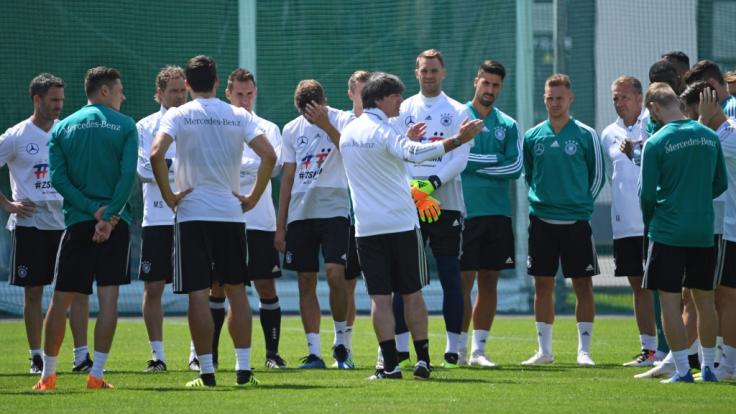 Trainer Jogi Löw spricht mit seinen Spielern. Vor allem Teamgeist ist wichtig bei der WM.
