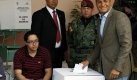 Bisheriger und vermutlich auch knftiger Prsident Ecuadors: der linksgerichtete Rafael Correa (r.) bei der Stimmabgabe in der Hauptstadt Quito. Dies ist ein Tag der Freude, sagte er bereits kurz nach Schlieung der Wahllkokale und versprach die Fortsetzung sozialer Reformen und seiner Brgerrevolution. Foto: dpa