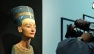 Ein Kameramann filmt iin der Gipsformerei der staatlichen Museen in Berlin eine Museumsreplik der Nofretete.  Foto: dpa