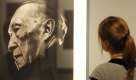 Eine Besucherin betrachtet am Donnerstag (03.09.2009) in Berlin in der Ausstellung 'Die Kanzler - Von Adenauer bis Merkel' Fotos von Ex-Bundeskanzler Konrad Adenauer. Vom 04.09. bis 04.10.2009 sind 60 Kanzler-Fotografien des Fotografen Konrad Rufus Müller im Postfuhramt zu sehen. Foto: Jens Kalaene dpa/lbn +++(c) dpa - Bildfunk+++  Foto: dpa