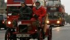 Einer von etwa 550 Oldtimern überholt auf der Westminister Brücke Londoner Busse vor der Kulisse von Big Ben. Die Fahrer des Wagens nehmen an einem jährlichen Oldtimerrennen teil. Bedingung:Jedes Fahrzeug muss vor 1905 gebaut worden sein. Foto: ap