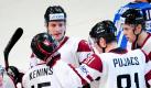 Die lettischen Spieler bejubeln den 5:0-Sieg gegen Italien. Foto: Peter Steffen Foto: dpa