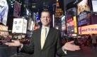 So kennen ihn die Deutschen: Der damalige Bundeswirtschaftsminister Karl-Theodor zu Guttenberg (CSU) posiert in New York auf dem Times Square. Keine neun Monate hat die mediale Abwesenheit gedauert. Mit einem 207 Seiten starken Buch - in ungewöhnlicher Interviewform gedruckt - meldete er sich nun zurück. Ein Poser - so wird ein Mensch genannt, der sich für jede Kamera ins rechte Licht wirft. Auch Guttenberg muss sich den Vorwurf gefallen lassen, «Inszenierung als Beruf» betrieben zu haben. Foto: dapd