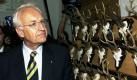 Unions-Kanzlerkandidat Edmund Stoiber (CSU) hat am Samstag (20.07.2002) seine Wahlkampftour auf der Insel Rügen begonnen und interessiert sich im Jagdschloss Granitz bei Binz für ausgestellte Jagdtrophäen. Stoiber wird in den nächsten 14 Tagen durch die Hälfte aller Bundesländer reisen. dpa/lmv (zu dpa 2623 vom 20.07.2002) Foto: dpa