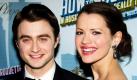 Daniel Radcliffe und Rose Hemingway kommen zum Eröffnungsabend des Broadway-Musicals How to Succeed in Business Without Really Trying in New York. Die beiden Schauspieler sind seit ihrer gemeinsamen Zusammenarbeit an der Show richtig dicke Kumpels geworden. Vermutlich eine gute Ablenkung für den Harry-Potter-Star Radcliffe, der durch seinen Aufenthalt in New York monatelang von seiner Freundin getrennt leben muss. Foto: dapd