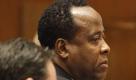 In den Wochen vor Michael Jacksons Tod soll der Leibarzt des Sängers ein starkes Narkosemittel literweise eingekauft haben. Nach Aussage des Apothekers Tim Lopez am Dienstag vor Gericht bestellte Conrad Murray bei ihm große Mengen Propofol. Murray habe ihm gesagt, dass er damit etliche Patienten in seiner Klinik in Los Angeles behandele. Foto: dpa