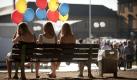 Drei Besucherinnen des NRW-Tages sitzen in Bonn während des Deutschlandfestes im Hofgarten der Universität Bonn bei strahlendem Sonnenschein mit Luftballons auf einer Bank. Mit einem großen Deutschlandfest feiert Nordrhein-Westfalen bis Montag seinen 65. Landesgeburtstag und zugleich den Tag der Deutschen Einheit. Foto: dapd