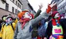 Mitglieder einer Theatergruppe tanzten in Freiburg an der Spitze einer Demonstration gegen das Gipfeltreffen zum 60-jährigen Bestehen der Nato. Die nicht angemeldete Demonstration verlief friedlich.
 Foto: ddp
