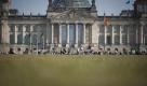 Vor dem Reichstag in Berlin amüsierten sich die Touristen - und vielleicht auch ein paar Politiker. Seien wir ehrlich: Wer will sich bei diesem Wetter schon mit der Eurorettung herumplagen? Foto: dapd