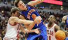 Chicago Bulls' Kyle Korver, left, knocks the ball away from the New York Knicks' Danilo Gallinari (8) during the first half of an NBA basketball game Thursday, Nov. 4, 2010, in Chicago. (AP Photo/Jim Prisching)



 Foto: ap
