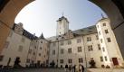 Blick in den Innenhof des Deutschmeisterschlosses in Bad Mergentheim. In dem historischen Gebäude sind heute die Studenten einer Berufsakadmie untergebracht. Foto: dpa