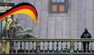 Ein Scharfschütze der Polizei sichert vom Dach der Handelskammer Bremen aus den Beginn der Feierlichkeiten zu 20 Jahre Deutsche Einheit. Im Vorfeld war es in der Stadt zu gewalttätigen Übergriffen gekommen, bei denen Sachschaden zu beklagen war. Befürchtete Ausschreitungen blieben bislang aus. Foto: dpa