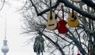 Ein Himmel voller Gitarren: Mit einem ungewöhnlichen Baumschmuck wird an der Straße Unter den Linden in Berlin der Frühling begrüßt. Foto: Britta Pedersen Foto: dpa