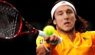 Juan Monaco aus Argentinien bei einem Return auf Novak Djokovic, Serbien, während der BNP Hallen Masters in Paris. Foto: ap