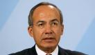 Calderón setzt im Drogenkrieg weiter auf die Armee
Vorspann: 	
Text: 	

Mexiko-Stadt (dpa) - Mexikos Präsident Felipe Calderón will bis zum Ende seiner Amtszeit 2012 das Militär im Kampf gegen die Drogenmafia einsetzen.

Das sagte der Staatschef und Oberbefehlshaber am Donnerstagabend zum Abschluss dreiwöchiger Gespräche über die schwierige Sicherheitslage mit führenden Repräsentanten aus Politik, Gesellschaft und Kirche. In dieser Zeit solle eine professionelle und schlagkräftige Polizei geschaffen werden. Derzeit sind mehrere Zehntausend Soldaten vor allem im Norden Mexikos im Einsatz.

Das Militär werde weiter gebraucht, bis die Polizei «zuverlässig, effizient, gut organisiert und gut ausgerüstet» sei, bekräftigte Calderón bei dem Treffen mit den Senatoren des Kongresses. «Solange derartige Polizeikräfte nicht vorhanden sind, muss man auf die Hilfe des Militärs zurückgreifen, sonst liefert man die Bürger der Kriminalität aus», so der Präsident weiter. Das sei jedoch nicht vor dem Ende seiner Amtszeit 2012 der Fall.

Derzeit sei nicht einmal die Hälfte der landesweit rund 430 000 Polizisten ausgerüstet für den Kampf gegen die Mafia. Fast jeden Tag werden die Einheiten in Schusswechsel verwickelt, wobei die Feuerkraft der Drogenmafia stetig zunehme, sagte Calderón. Neben besserer Ausrüstung sei eine höhere Bezahlung dringend notwendig, gab der Präsident zu bedenken.

Neben dem Einsatz des Militärs setzt Calderón auf eine Reform des Justizwesens. Die Justizreform sieht die Schaffung von Geschworenengerichten und die Einführung eines Zeugenschutzprogramms vor. Der Präsident verspricht sich davon einen besseren Schutz von Amtsträgern und Zeugen, die derzeit mit der Angst vor Racheakten durch die Mafia zu leben hätten. Zugleich kritisierte Calderón die Drogen- und Waffenpolitik der USA. «Ich glaube nicht, dass die USA trotz ihrer Zusagen ernsthafte Anstrengungen unternommen haben, den Drogenkonsum zu mindern», sagte er. Die US-Waffenindustrie, die einen großen Teil zur Eskalation beitragen würde, bezeichnete er als ehrgeizig und heißhungrig.

Im mexikanischen Drogenkrieg sind seit dem Regierungsantritt Calderóns im Jahr 2006 nach offiziellen Angaben rund 28 000 Menschen zu Tode gekommen. Bei den Konferenzen Calderóns wurde erstmals offen auch gefordert, den Drogenhandel zu legalisieren. Calderón wies das entschieden zurück. Er sagte lediglich, dass darüber diskutiert werden könne.
Ressort: 	Vermischtes
Schlagworte: 	Kriminalität/Regierung/Mexiko/

 Foto: dpa