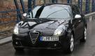 Wie gehabt stört nichts die Symmetrie des Alfa-Grills - auch die Giulietta darf dank einer Ausnahmegenehmigung wieder das Kennzeichen auf der linken Seite tragen. Foto: pi